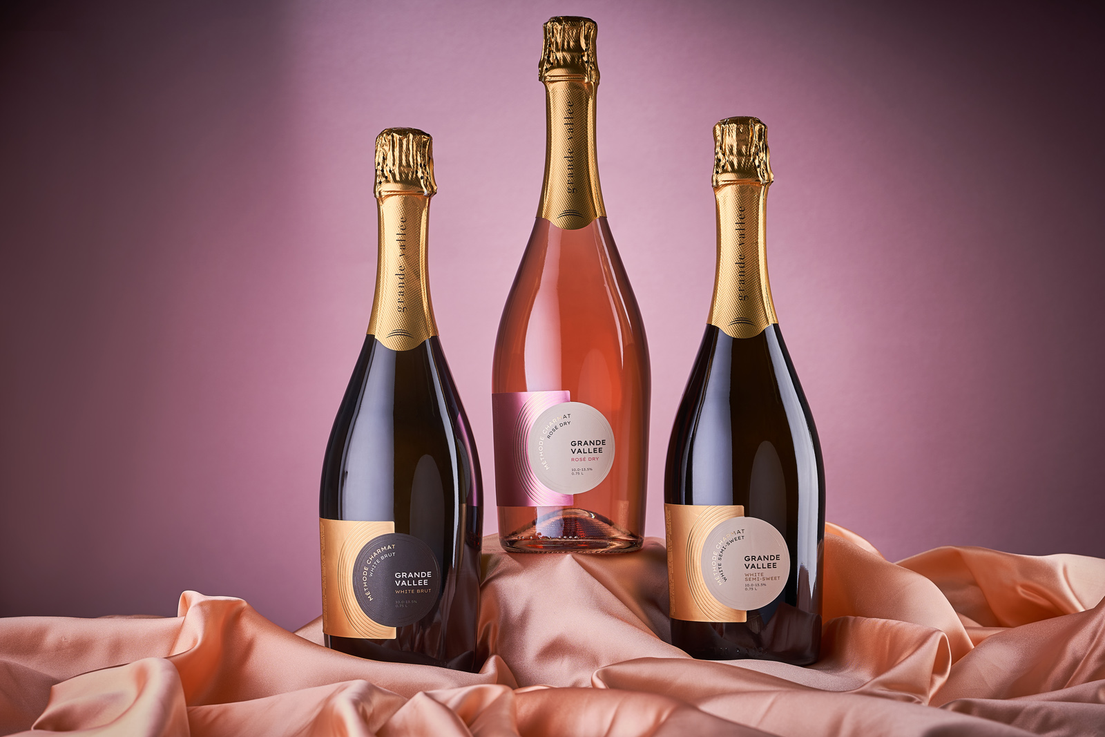 現(xiàn)代簡潔的起泡酒包裝設(shè)計參考(圖1)